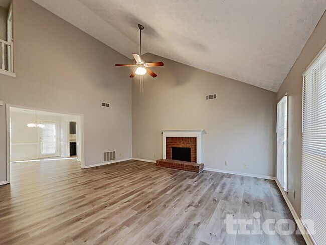 Building Photo - 2207 Meadow Valley Cir