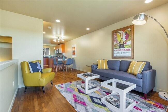 Foto del edificio - 2BR + Flex Townhouse – Private Garden & Ga...