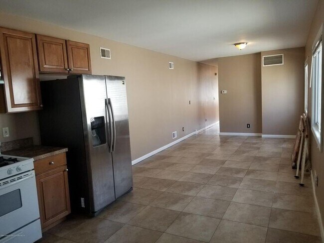 Building Photo - 39 Poplar Ave