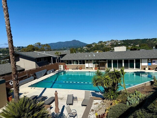 Foto del edificio - BEAUTIFUL UPPER 3BD/2BA UNIT PLUS BONUS ROOM. TIBURON CONDO. MT.TAM VIEWS!