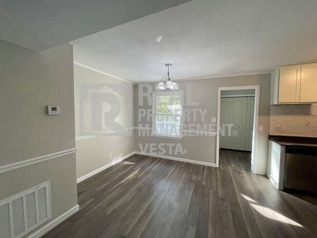 Building Photo - Completely Renovated North Macon Townhouse!