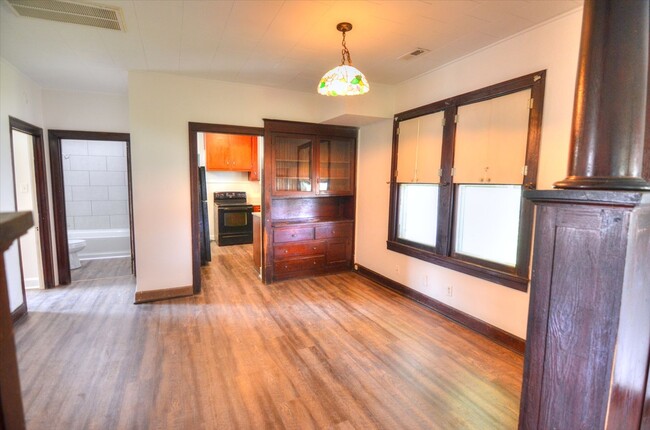 Building Photo - Updated 4-Bed House with Fenced Yard in Ef...