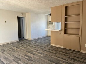 Building Photo - 995 N Mollison Ave