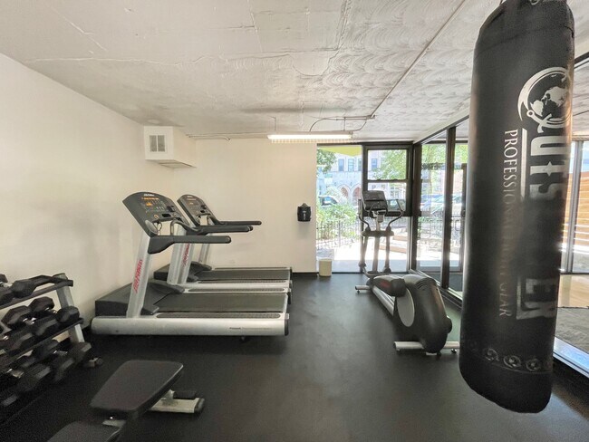 Foto del edificio - 6134 N Kenmore Ave