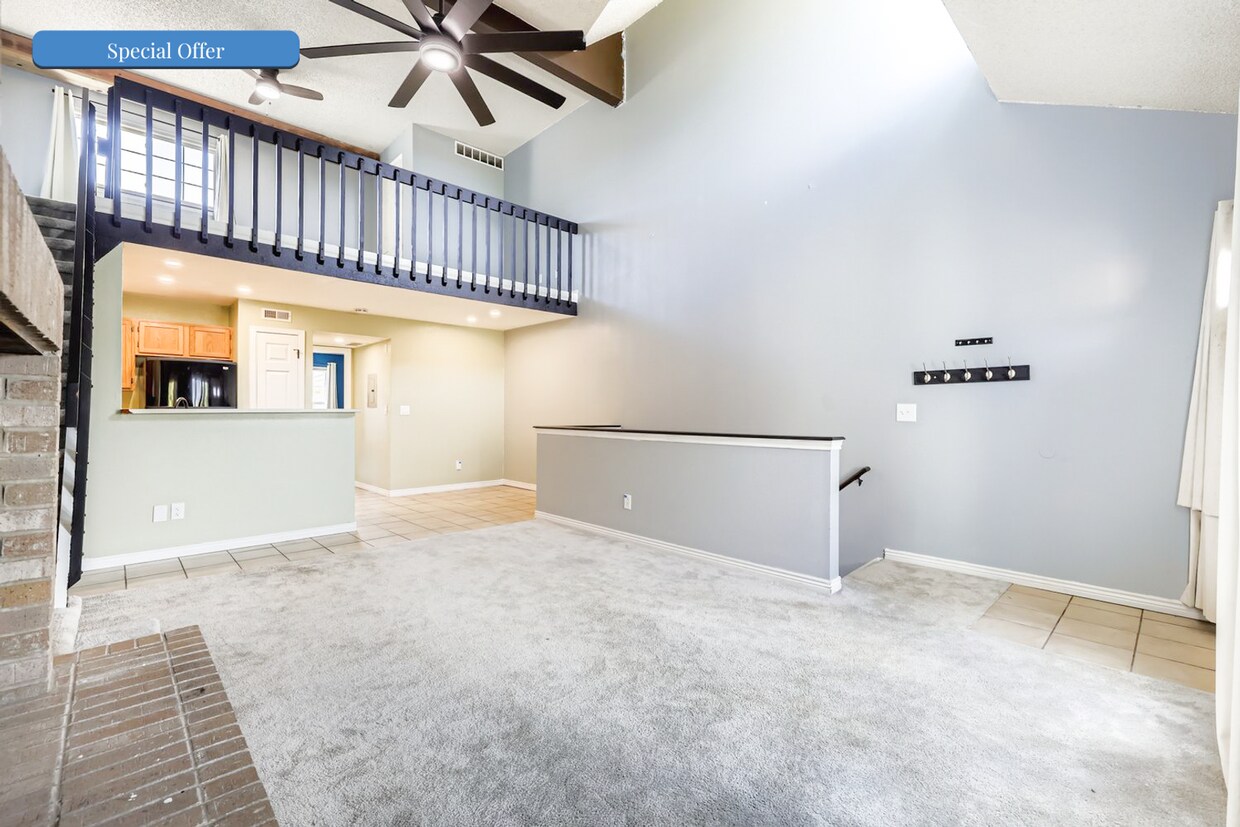 Foto principal - Move-In Ready: Serene Littleton Condo - Av...