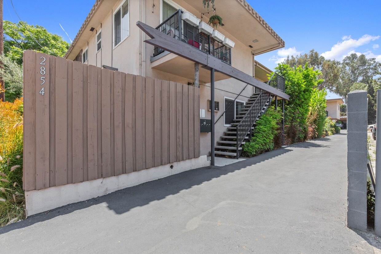 Building Photo - 2854 Rowena Ave