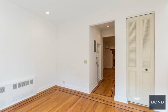 Building Photo - 330 E 93rd St