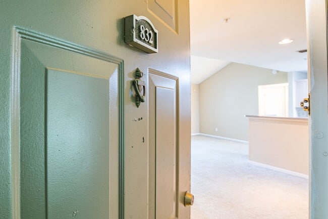 Building Photo - Charming Condo in Gated Community