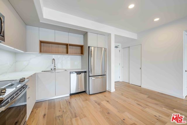 Foto del edificio - 7077 Willoughby Ave