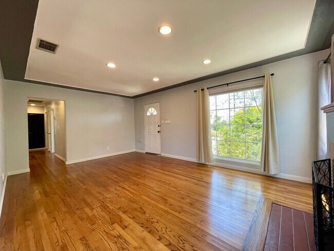 Building Photo - 3 Bedroom-2 Bathroom Single Story Home in ...