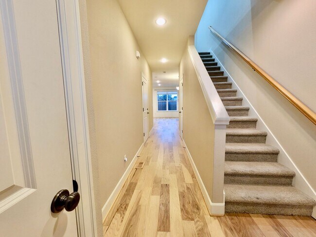 Foto del edificio - Fantastic 3 bedroom, 2 1/2 Bathroom Townhouse with Energy STAR Efficient Ratings in A Great Locat...