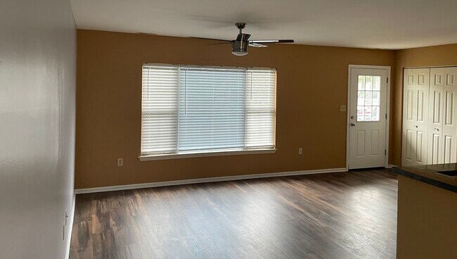 Foto del edificio - 2139 E Chestnut Ave