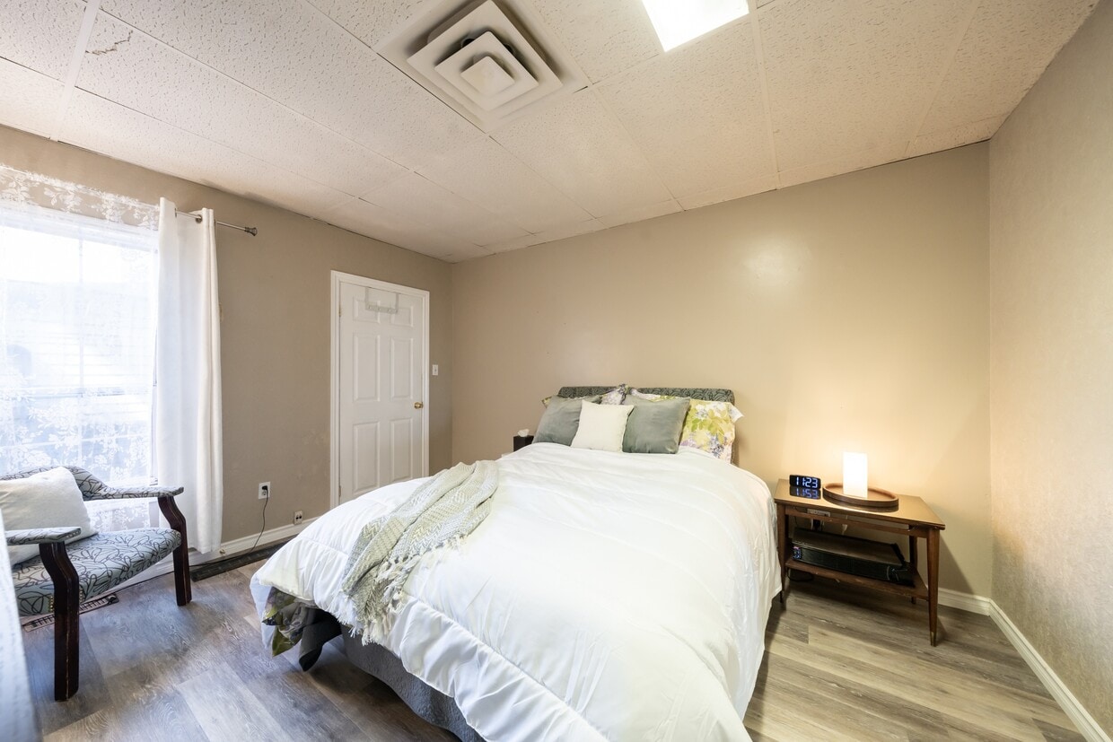 Primary Photo - 527 Barton St