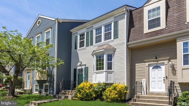 Building Photo - This stunning 3-bedroom, 2-bathroom interior townhome is sure to impress.