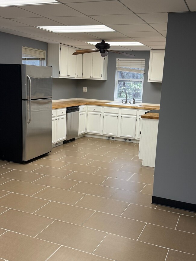 Foto del edificio - 8325 ABC Farm Pl