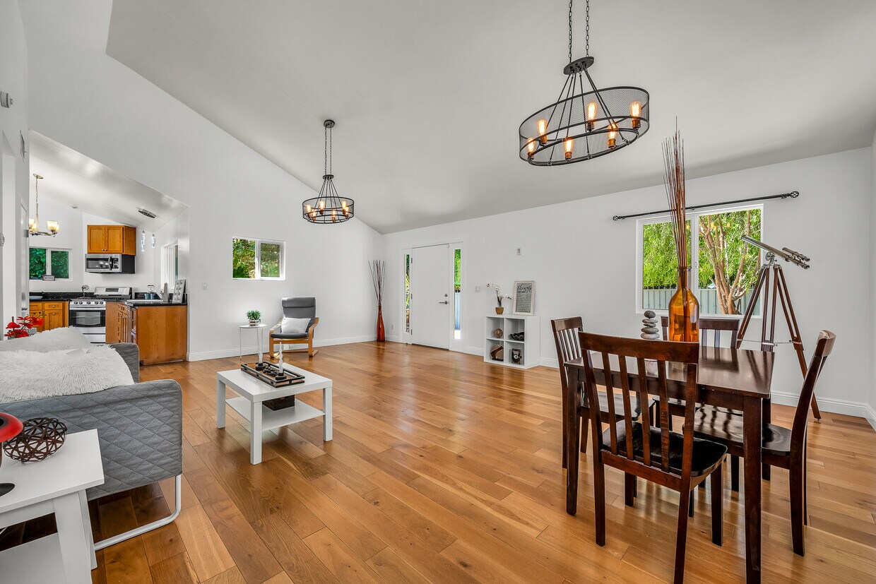 Foto principal - 910 N Hayworth Ave