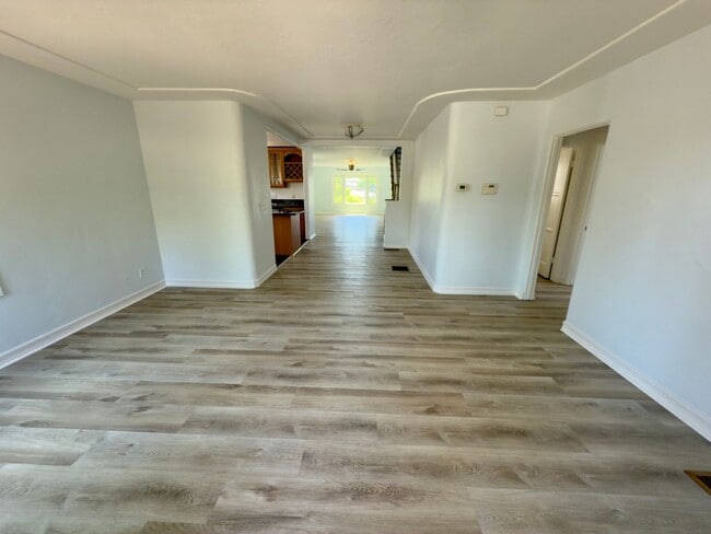 Foto del edificio - Renovated 3-Bedroom Home with Private Mast...