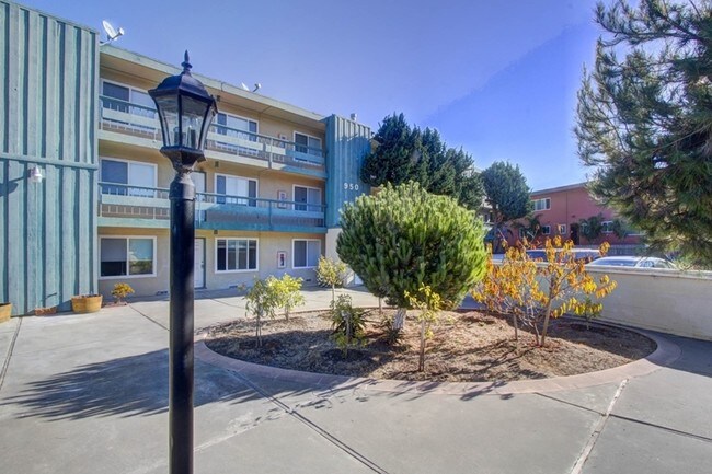 Building Photo - 950 Antoinette Ln