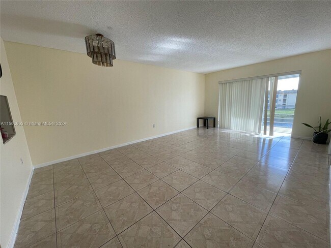 Foto del edificio - 8435 Sunrise Lakes Blvd