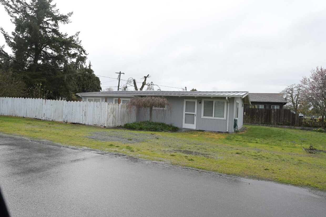 Primary Photo - 2 bed 1.2 bath in Sequim