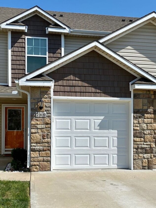 2 Bedroom, 2.5 Bath Townhome in R... House Rental in Raymore