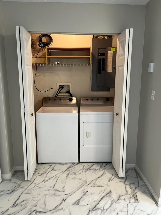 Building Photo - Newly Remodeled unit in Duplex