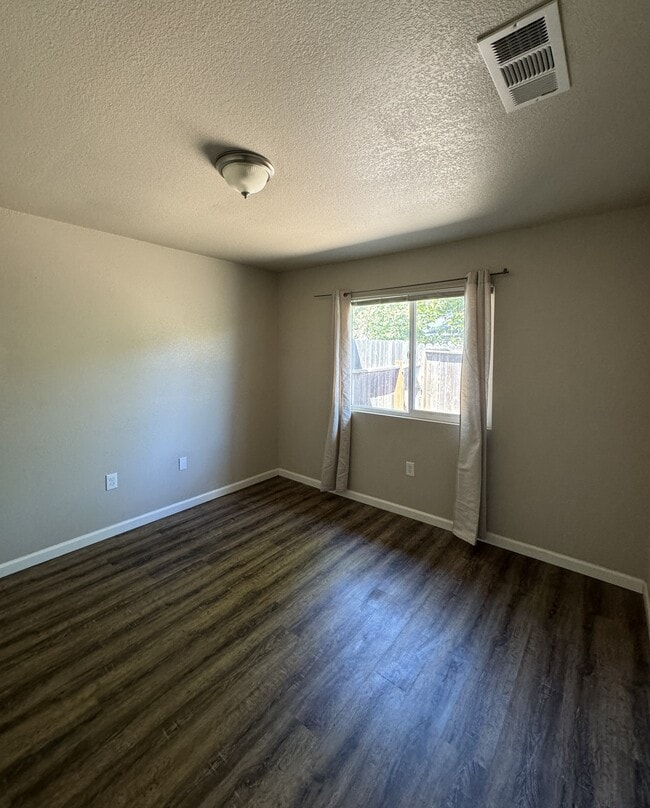 Building Photo - 582 Angelus St