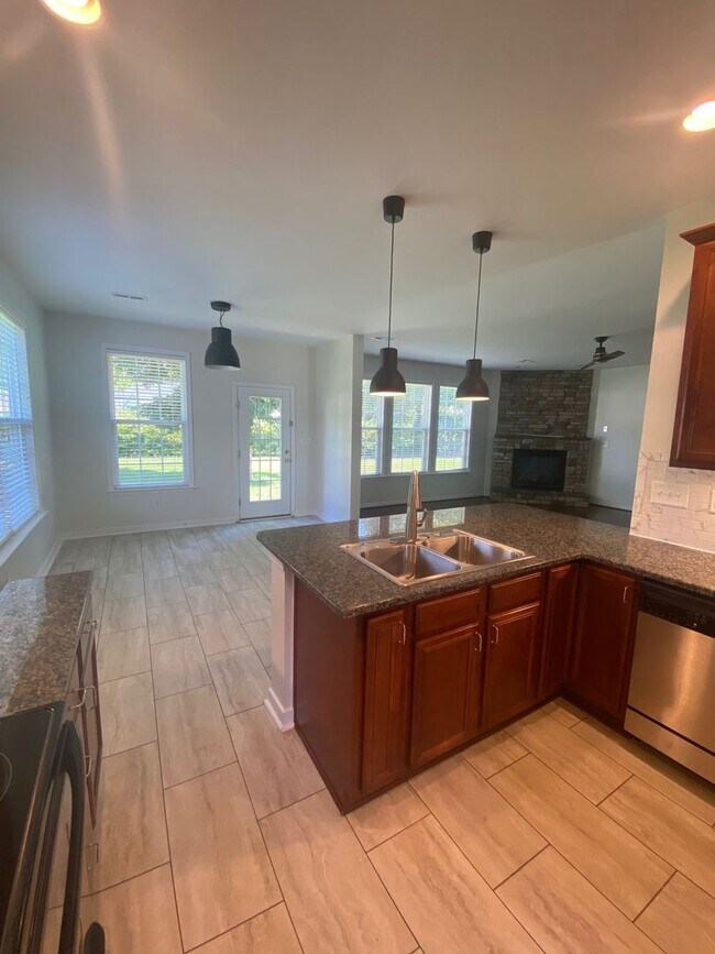 Building Photo - Beautiful 5 Bedroom 2.5 Bathrooms Located ...