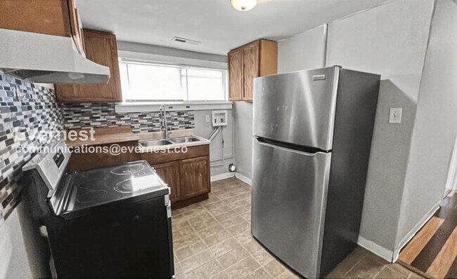 Building Photo - 1924 Blackford St