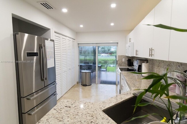 Foto del edificio - 5775 NW 109th Ave