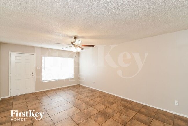 Building Photo - 940 E Loma Vista Dr