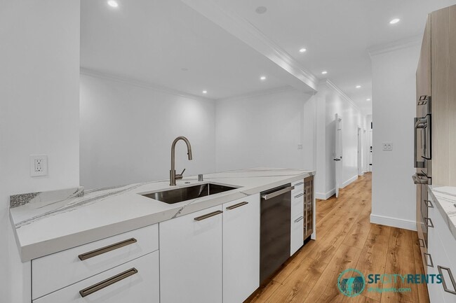 Foto del edificio - Russian Hill: Recently Remodeled Flat with In-Unit Washer & Dryer & A/C