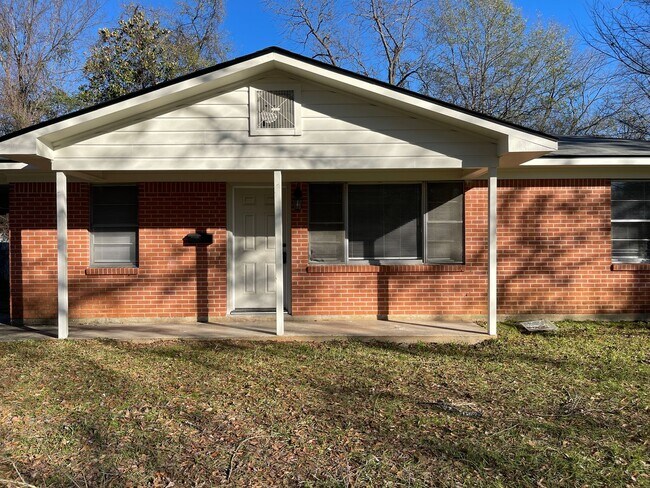 Building Photo - SOUTHERN HILLS 3/1 CUTE BRICK HOME
