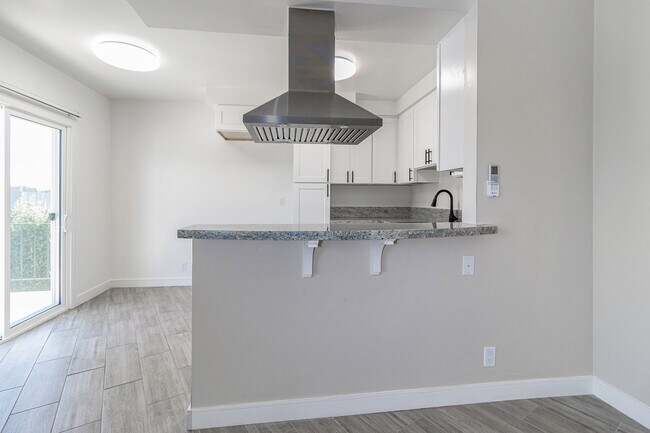 Building Photo - Lambert