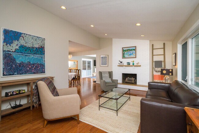 Building Photo - EXCEPTIONAL SIngle Family Home in EDINA!  ...
