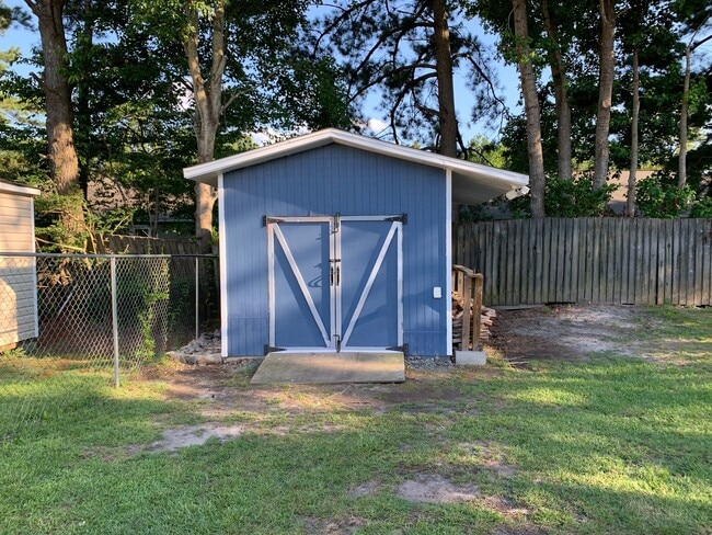 Building Photo - Sanders Ln