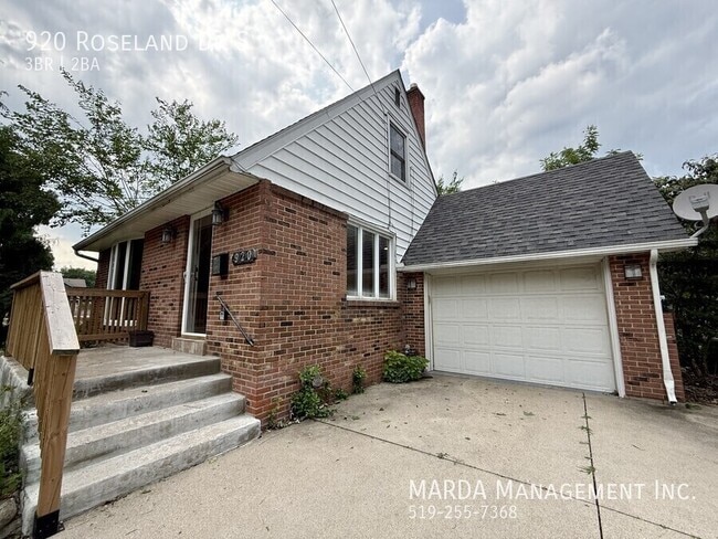 Building Photo - NEWLY RENOVATED 3 BED/2 BATH HOME ON ROSELAND GOLF COURSE + UTILITIES
