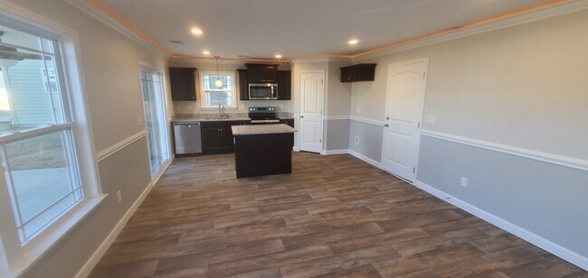 Building Photo - 688 Spartan Commodor Ln