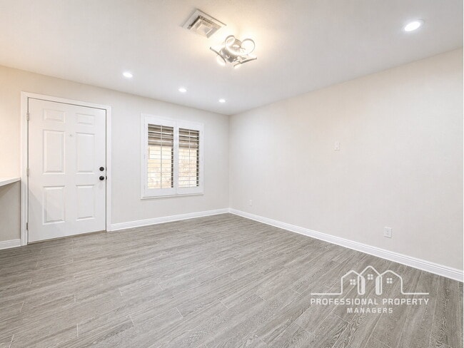 Building Photo - 2-bedroom, 2-bathroom home in Casitas Del Valle Townhouses