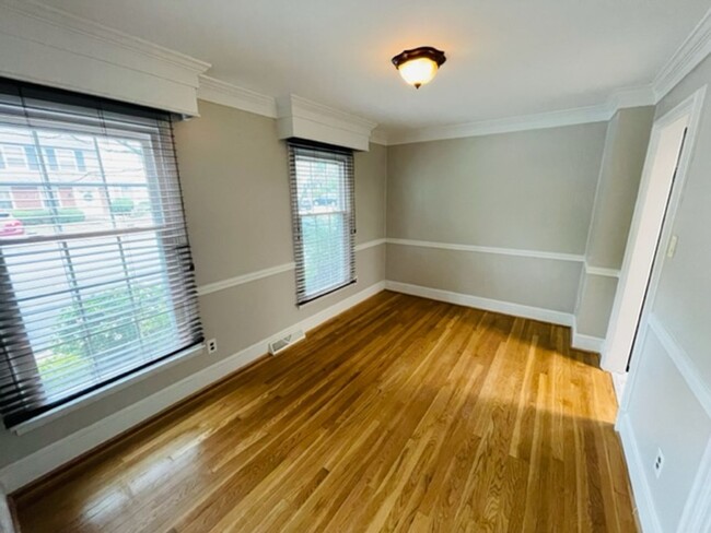 Building Photo - Spacious end of group THS with basement & ...