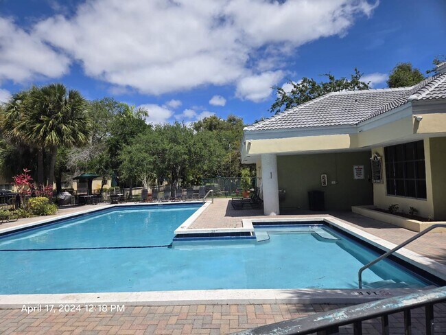 Foto del edificio - 2445 SW 18th Terrace