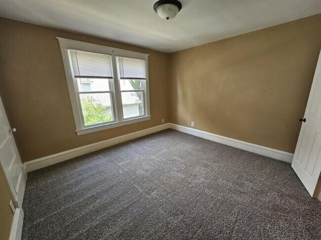 Foto del edificio - 2 bed 1 bath two story duplex