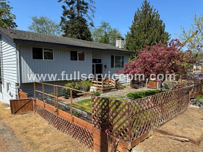 Foto del edificio - Spacious 4-Bedroom Upper-Level Home with Fireplace, Bonus Room & Large Deck