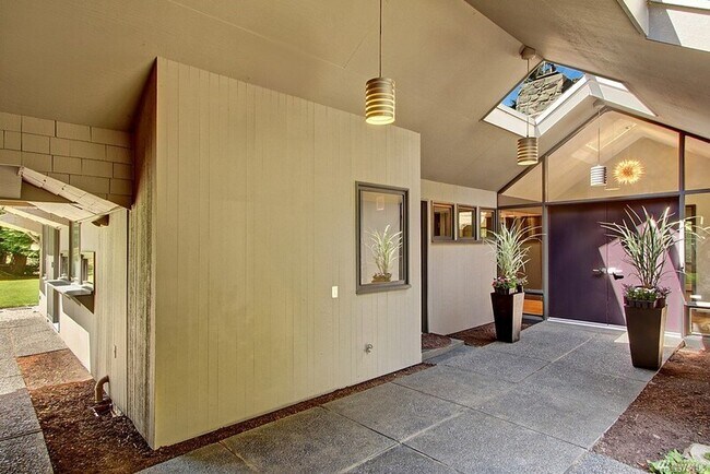 Building Photo - 8364 Olympic View Dr