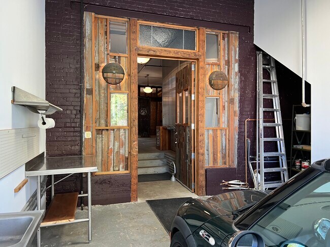Building Photo - 918 E 5th St