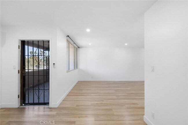 Foto del edificio - 17000 Burbank Blvd