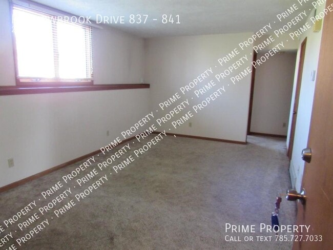 Building Photo - Meadowbrook Drive 837-841