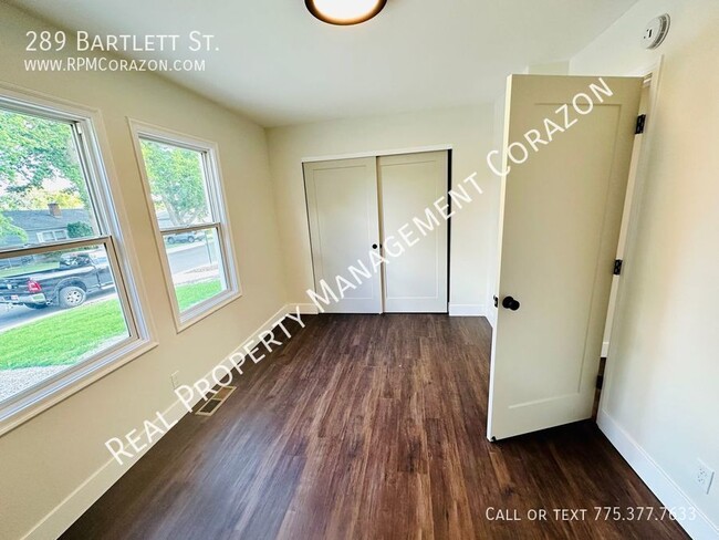 Building Photo - Fully updated 6 bedroom house walking dist...