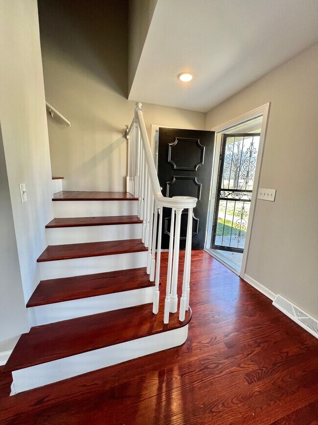 Building Photo - 3 Bed, 2 Bath Home w/ Garage