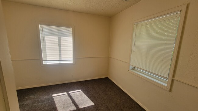 Building Photo - 858 Minota Ave